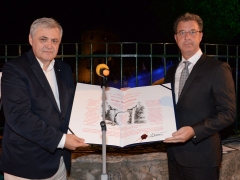 Prosecutor Brammertz accepts Peace Award from Safet Oručević, director of the Centre for peace and multiethnic cooperation in Mostar