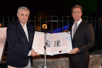 Tužilac Brammertz prima nagradu za mir od Safeta Oručevića, direktora Centra za mir i multietničku saradnju u Mostaru