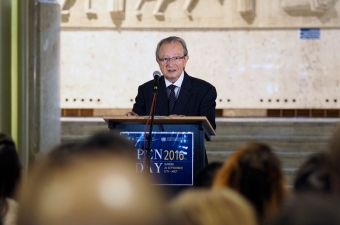 Le Juge Carmel Agius, Président du TPIY, s'adressant au public