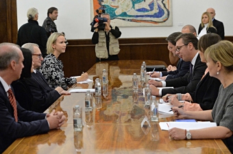 Le président du TPIY, Carmel Agius, rencontre le président serbe Aleksandar Vučić à Belgrade le 1er novembre 2017